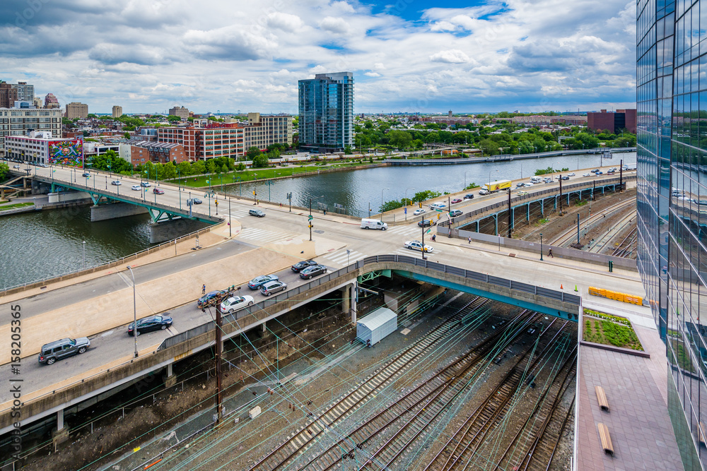 Fototapeta premium View of streets and railroad tracks along the Schuylkill River in Philadelphia, Pennsylvania.