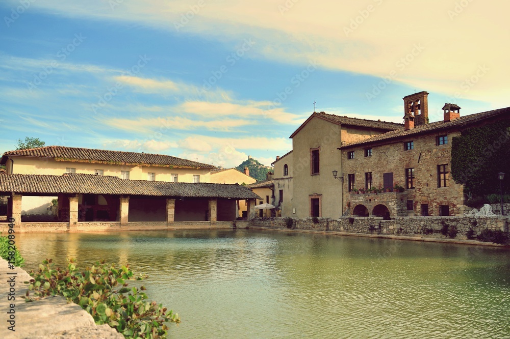 vasca cinquecentesca di acqua termale a Bagno Vignoni,  in Toscana, Italia