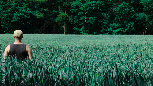Mann im Feld