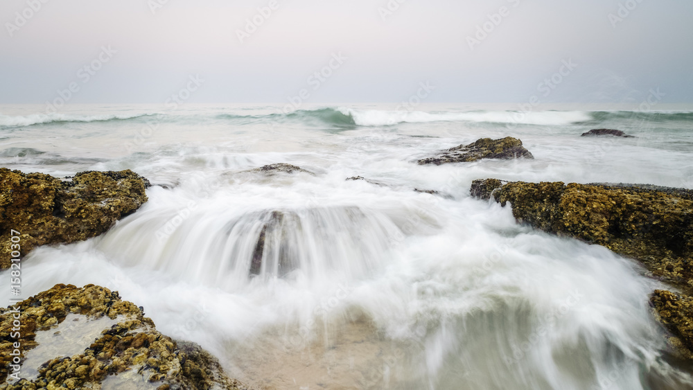 Flut zwischen Felsen im Atlantik