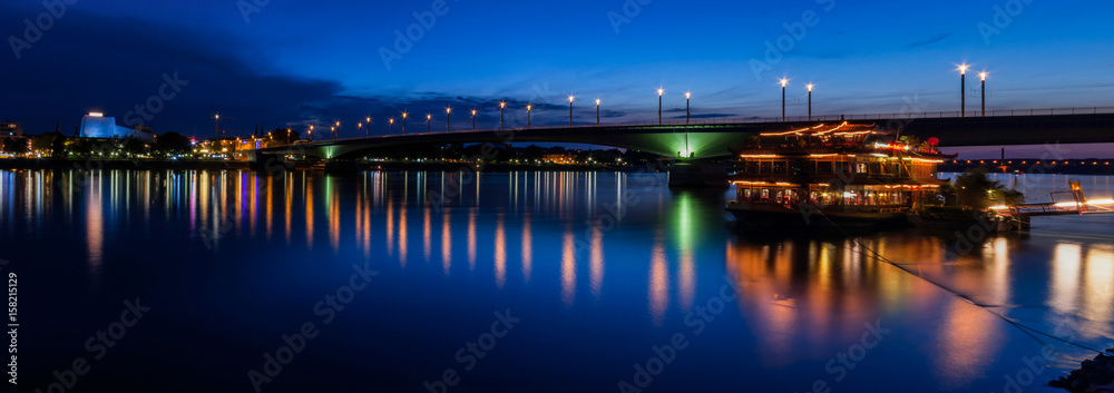 Bonn - Kennedybrücke zur Blauen Stunde; Deutschland