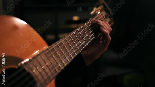 Gros plan d'un homme jouant à la guitare acoustique