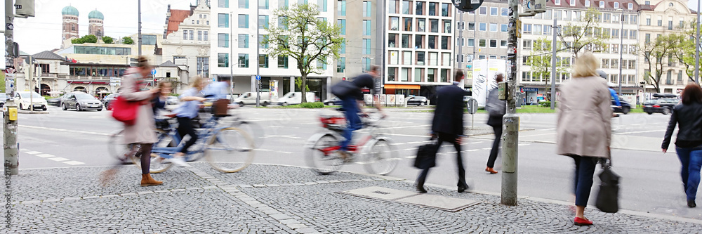 Fototapeta premium Fußgänger beim überqueren einer Straße