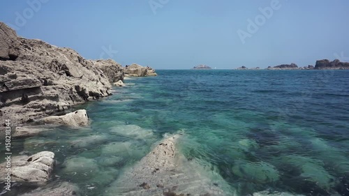 Magnifique paysage le long de la côte avec des vagues qui touchent les rochers