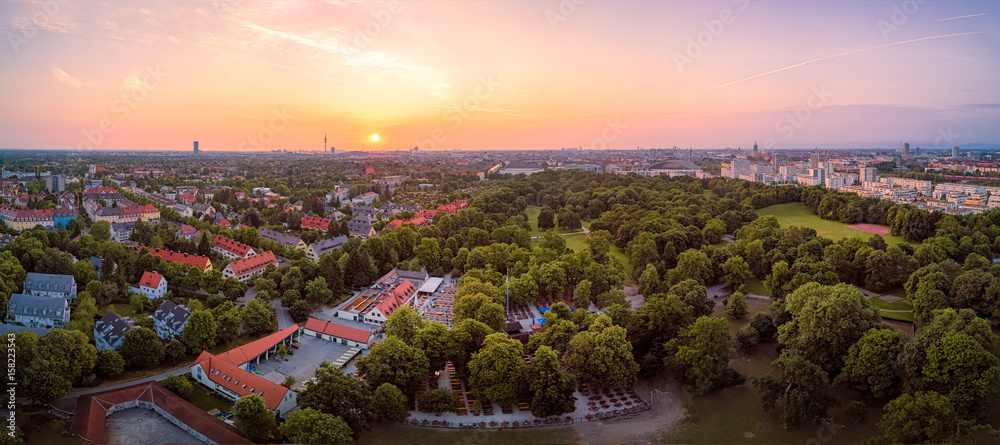 Fototapeta premium Sonnenaufgang über dem Hirschgarten