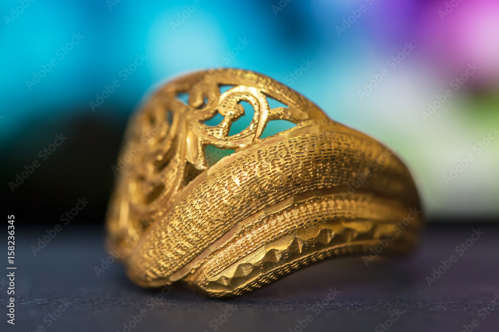Naklejka premium gold ring in the night light