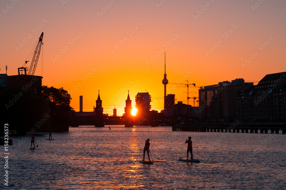 Fototapeta premium Niebo zachód słońca Panorama Berlina - Szprewa, Most Oberbaum, Wieża Telewizyjna i stań na pokładzie wiosła