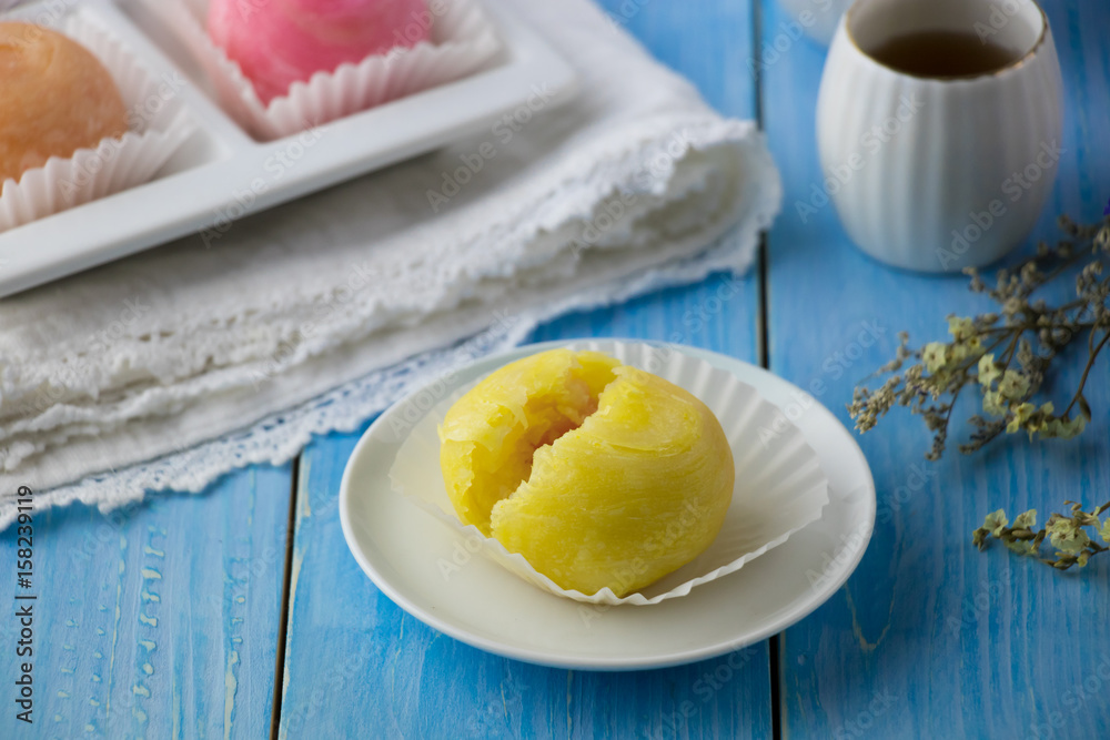 Chinese - Thai dessert Made from flour to Baking heat Mashed golden beans stuffed with salted egg yolk,Chinese festival , Traditional delicious cake in asia. Chinese - Thai dessert Made from flour to Baking heat Mashed golden beans stuffed with salted egg yolk,Chinese festival , Traditional delicious cake in asia.