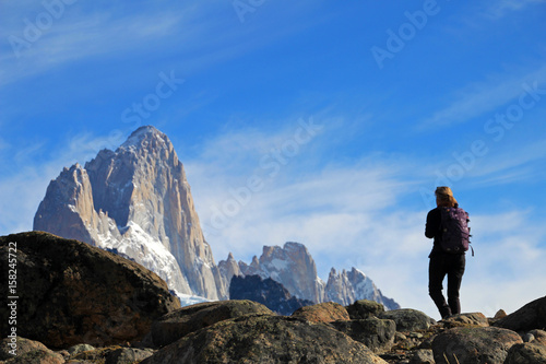 Woman hiking in the mountains, Mount Fitz Roy, El Chalten, Patagonia, Argentina © reisegraf