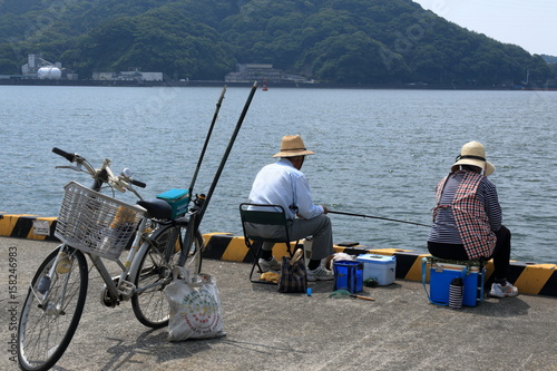 港で釣りを楽しむ夫婦