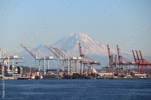 Mt Rainier über dem Hafen von Seattle
