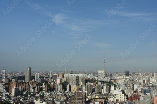 青空と雲・日本の東京都市景観（墨田区方面などを望む）