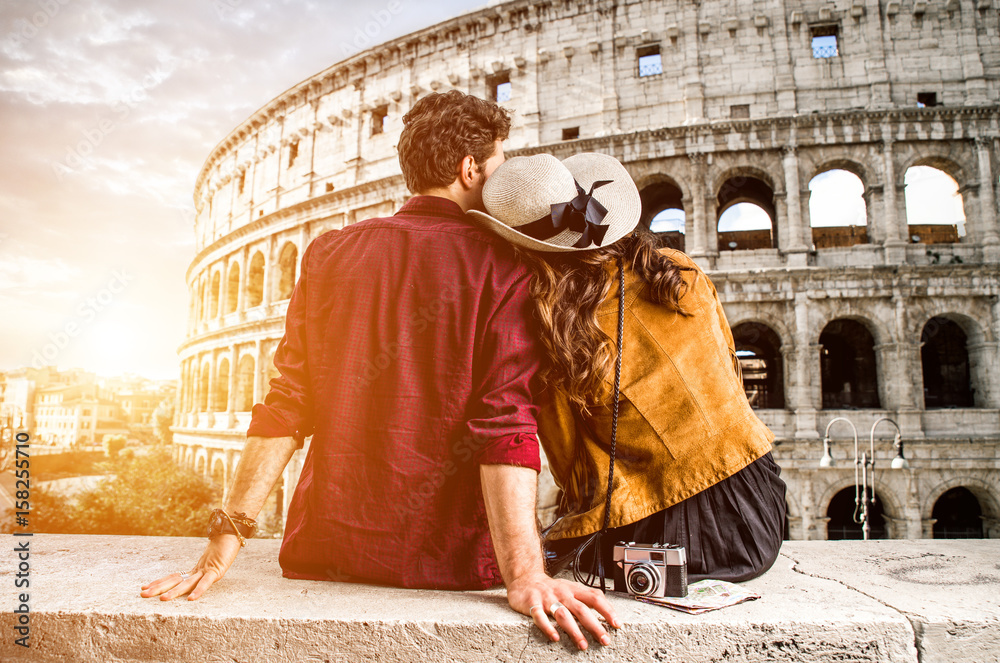 Fototapeta premium Para turystów na wakacjach w Rzymie