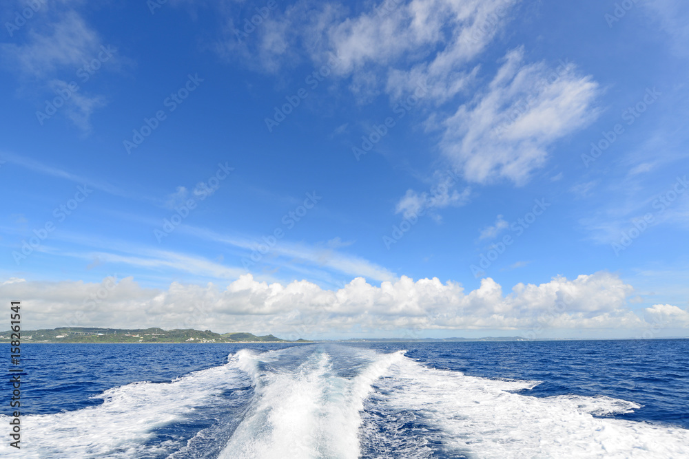 美しい沖縄の海と夏空