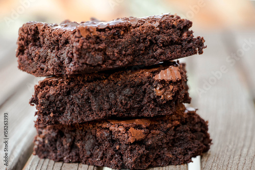 Fotografi fresh homemade fudgy chocolate brownie / hausgemachter brownie
