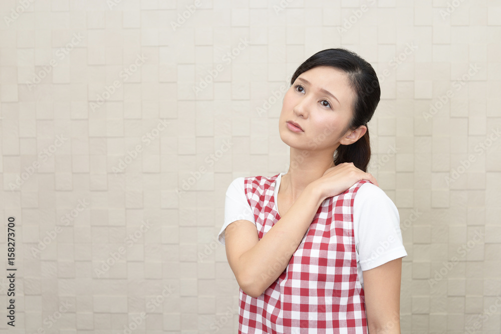 肩こりを訴える女性 肩こりを訴える女性