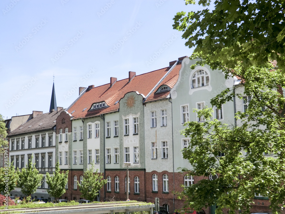 Straße am Kleistpark mit Jugendstilhäusern in Frankfurt an der Oder im Juni
