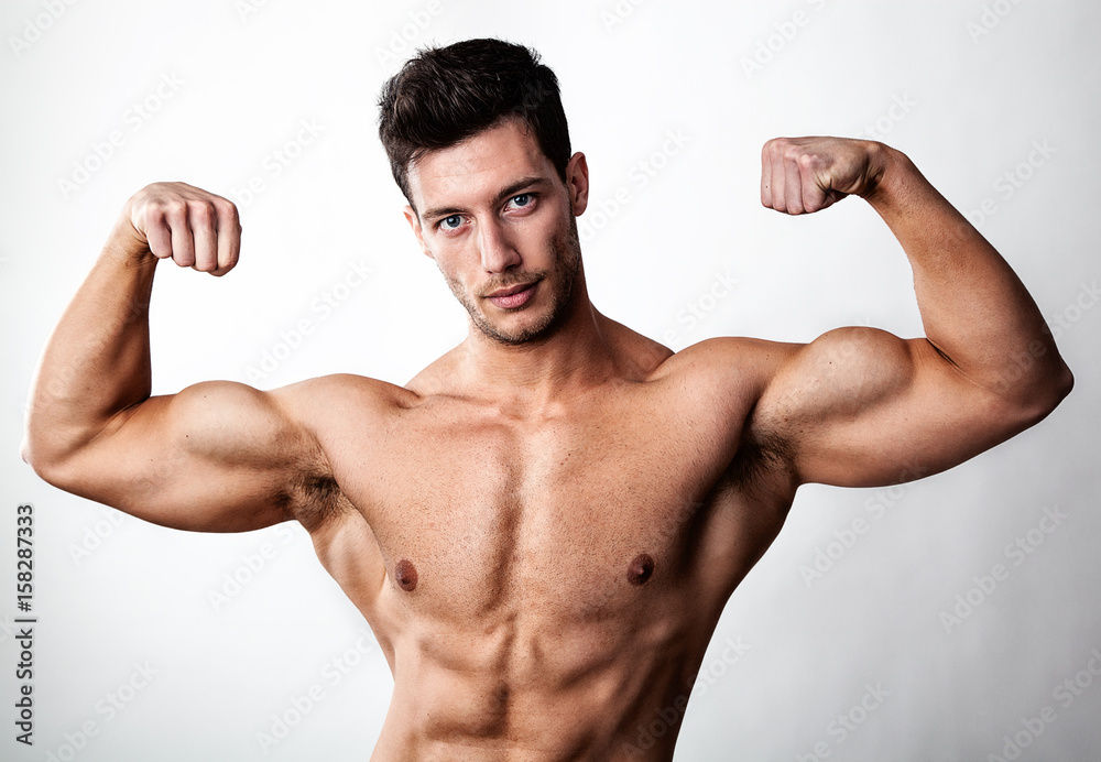 Bodybuilder mit nackten Oberkörper zeigt seine Muskeln Stock-Foto ...