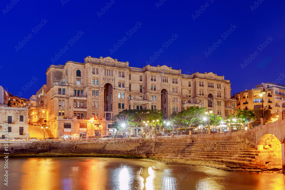 Valletta.. Embankment in the Bay Balluta.