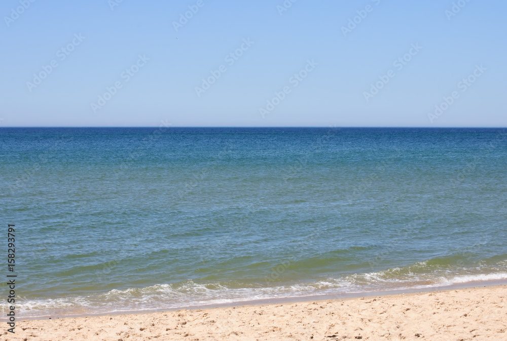 Sandstrand der Nordseeküste an einem sonnigen Frühlingstag mit Blick auf das Meer
