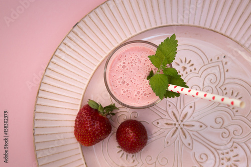Foto Erdbeere Milchshake in Gläsern mit Strohalmen auf einem mit Ornamenten verzierte
