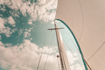 Fotobehang Zeilen Detail van zeil op zeilboot  © Voyagerix