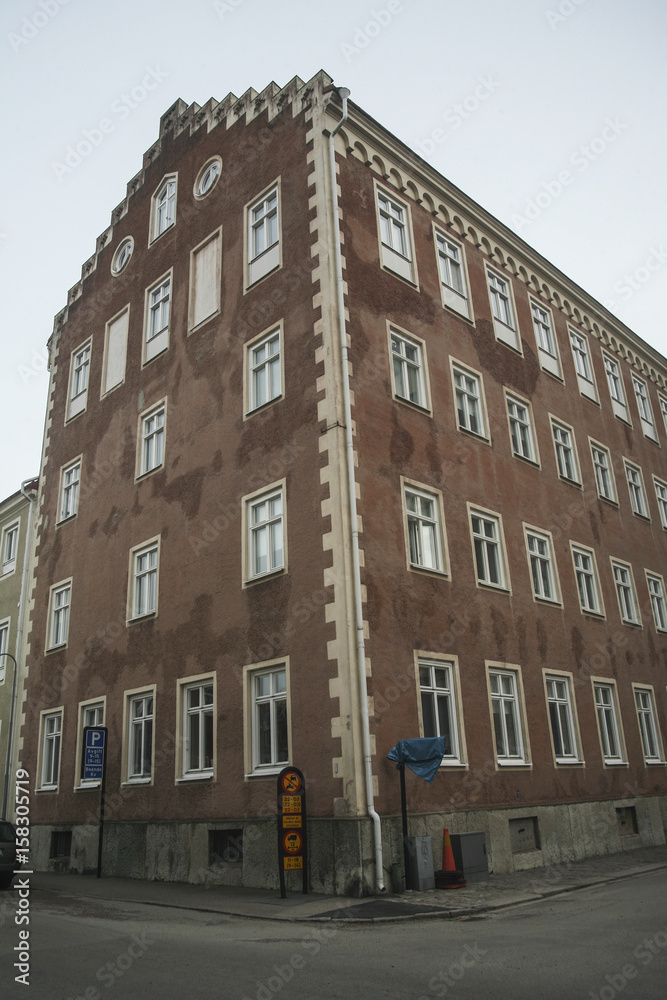 Gammalt hus som varit syfabrik men är nu lägenheter ligger  i hörnet Södra Långgatan o Proviantgatan