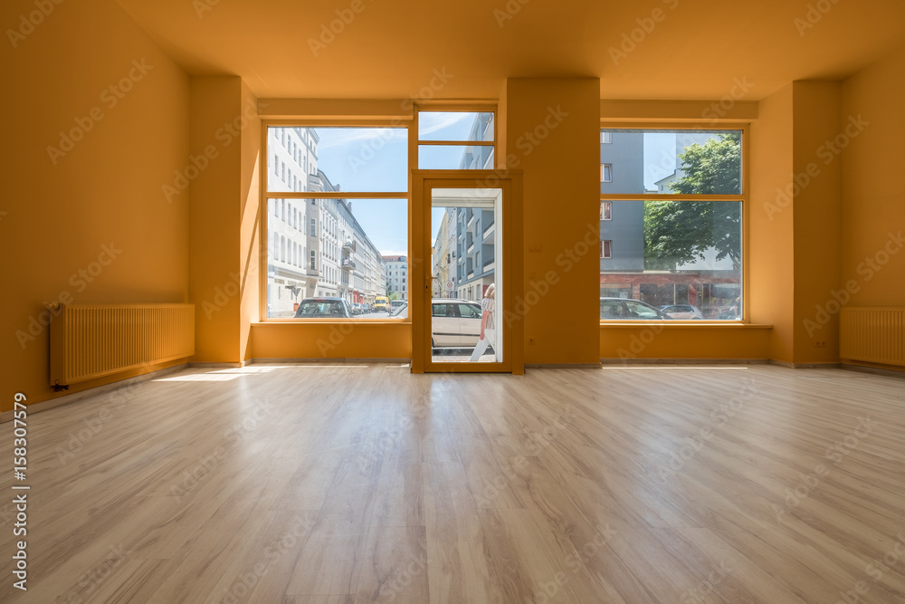 Obraz premium renovated store / shop - empty room with wooden floor and shopping window