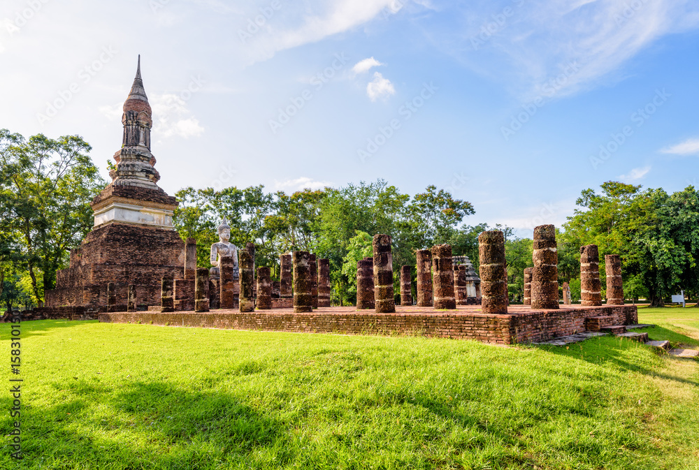 Φωτογραφία Ancient pagoda chapel buddha statue among the ruins pillars of Wat Traphang Ngoe