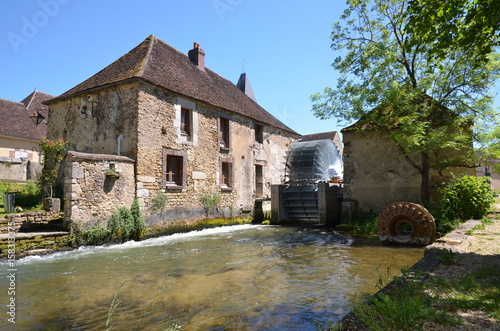 MOULIN A EAU VALLÉE DU SEREIN BOURGOGNE FRANCE