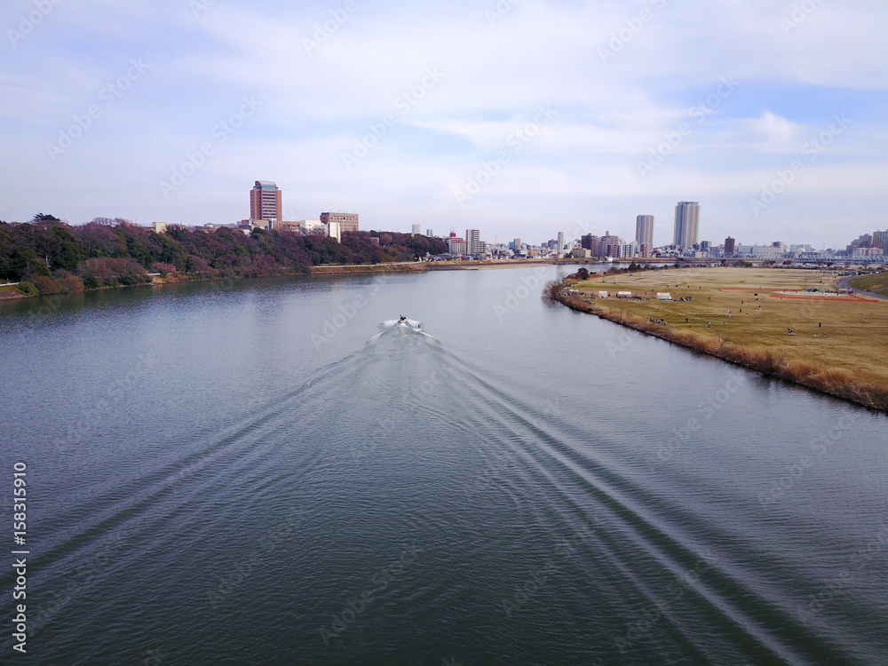 Fototapeta premium 江戸川でのウェイクボード