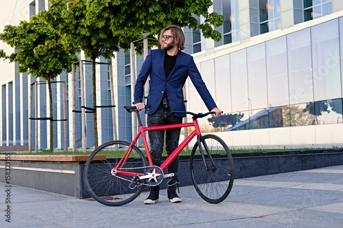 Fototapeta Naklejka Na Ścianę i Meble -  A man with single speed bicycle in a city park.