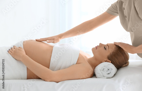 Young beautiful pregnant wo...