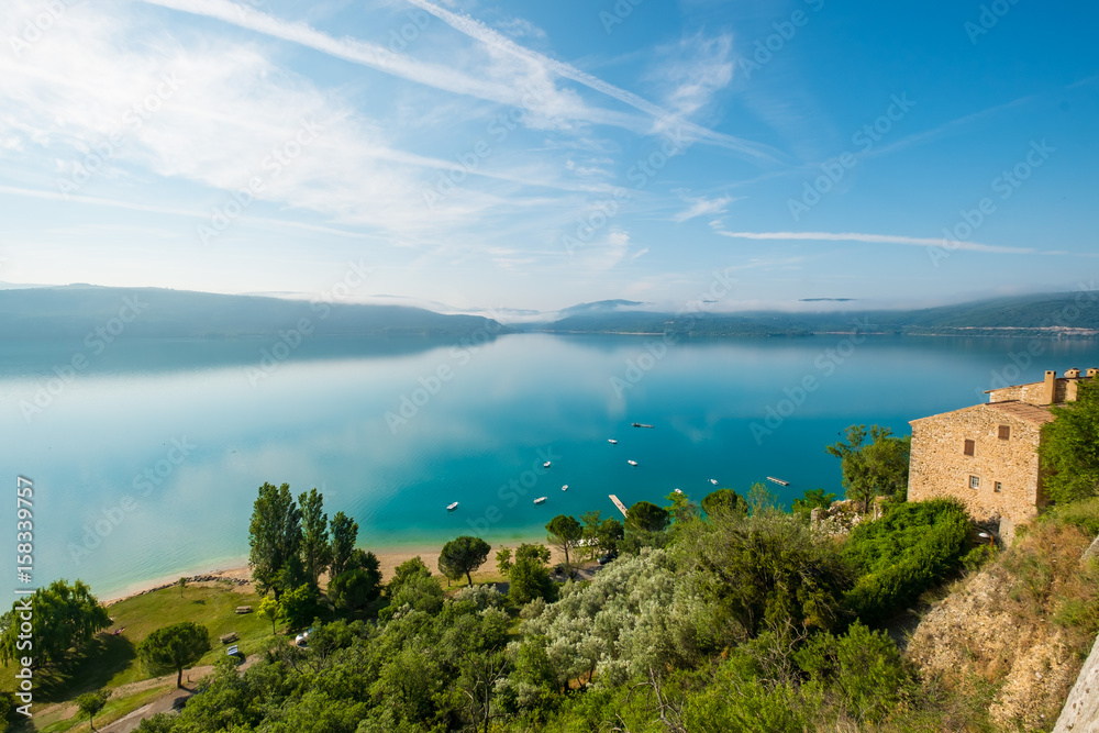 Vue sur le lac de Sainte-Croix depuis le village Sainte-Croix-du-Verdon.