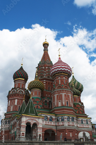 Mosca  25 04 2017  la Cattedrale di San Basilio  la chiesa ortodossa russa pi   famosa al mondo costruita nella Piazza Rossa su ordine dello zar Ivan il Terribile 
