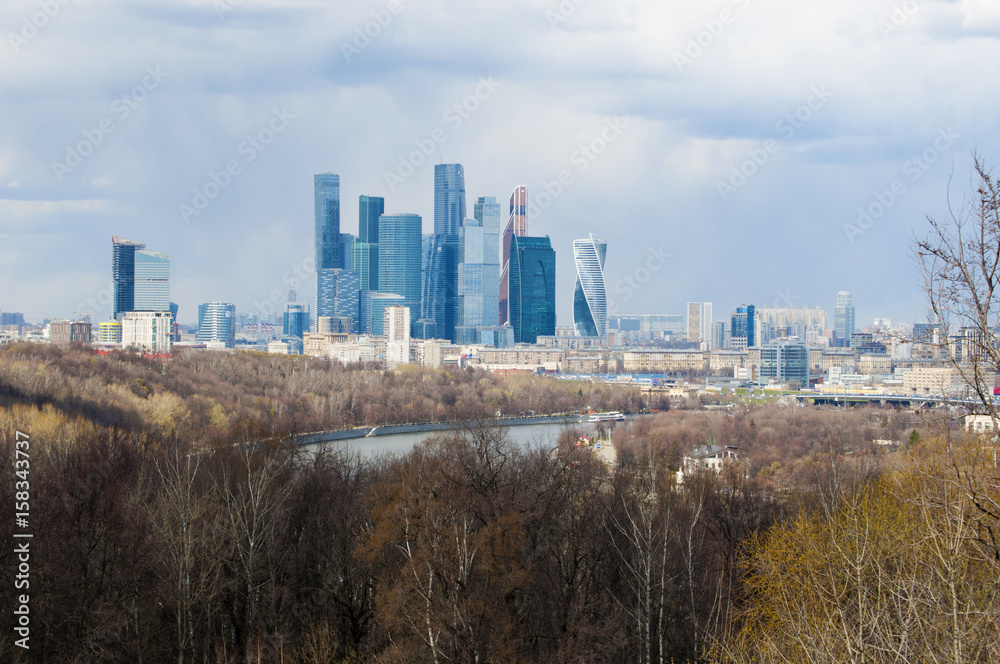 Russia, 27/04/2017: lo skyline con i grattacieli del Centro di affari internazionali, noto anche come Moscow City, visto da Sparrow Hills, uno dei punti più alti di Mosca