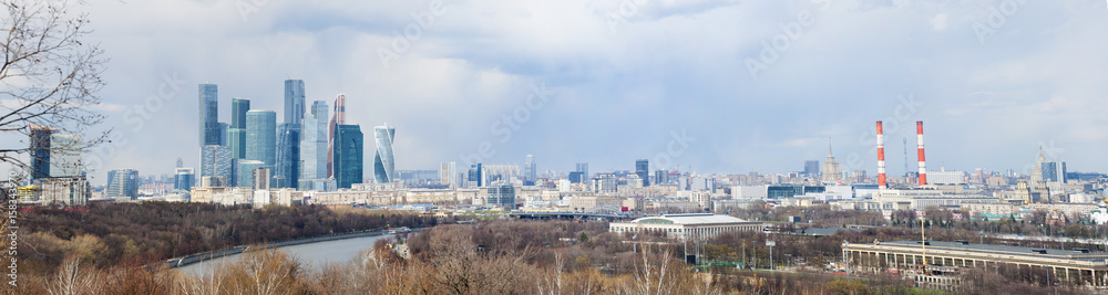 Russia, 27/04/2017: lo skyline con i grattacieli del Centro di affari internazionali, noto anche come Moscow City, visto da Sparrow Hills, uno dei punti più alti di Mosca