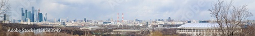 Russia, 27/04/2017: lo skyline con i grattacieli del Centro di affari internazionali, noto anche come Moscow City, visto da Sparrow Hills, uno dei punti più alti di Mosca © Naeblys