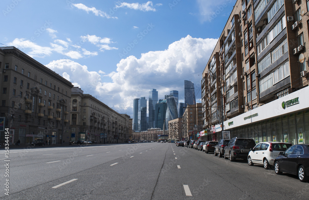 Russia, 27/04/2017: lo skyline con i grattacieli del Centro di affari internazionali, noto anche come Moscow City, visto da Bolshaya Dorogomilovskaya, una delle strade del quartiere di Dorogomilovo