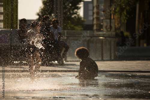 niños jugando agua photo
