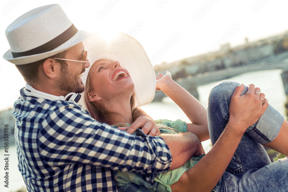 Cute couple in the park on a sunny day - obrazy, fototapety, plakaty 