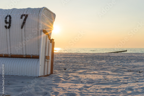 Fototapeta Naklejka Na Ścianę i Meble -  Die Abendstimmung im Strandkorb an der Ostsee geniessen