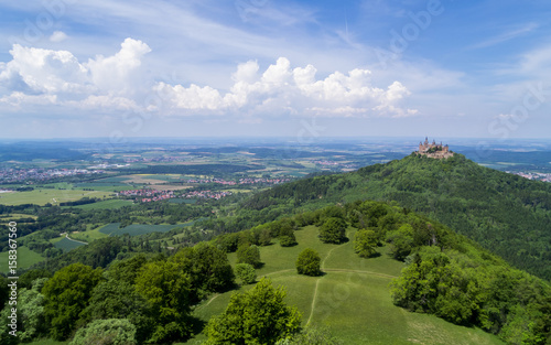Blick auf die Burg Hohenzollern im Frühsommer