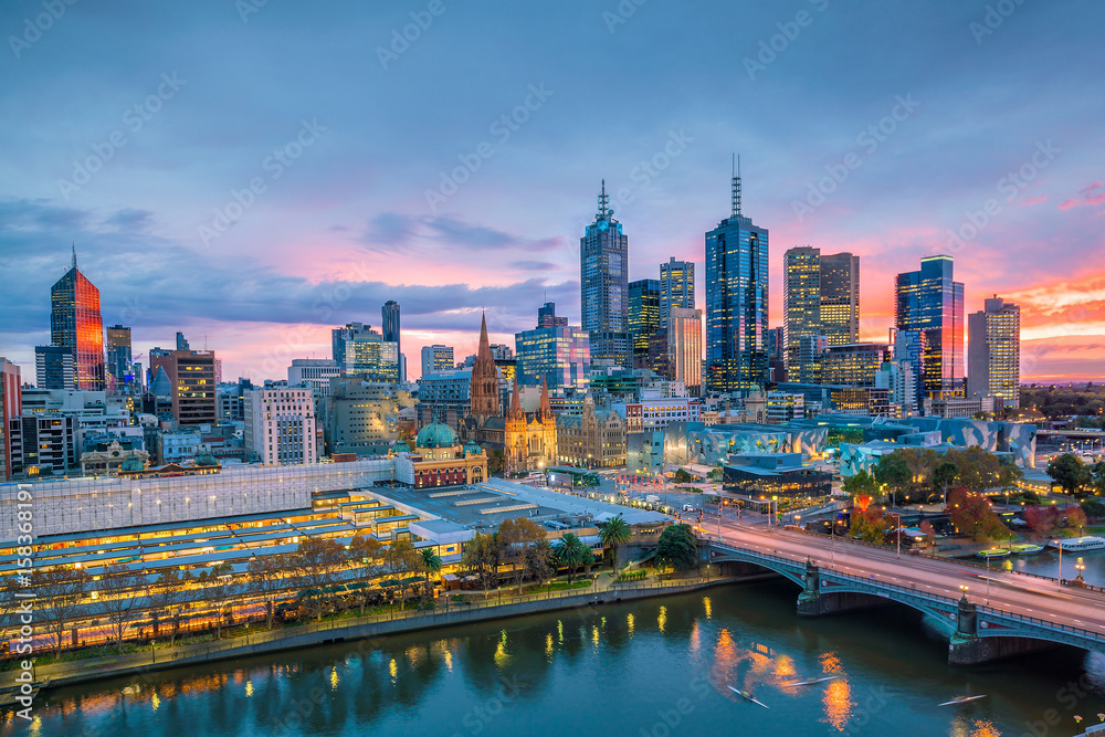 Fototapeta premium Panoramę miasta Melbourne o zmierzchu