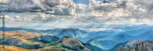 Fototapeta samoprzylepna Mount Evans w Kolorado w pogodny dzień z gromadzeniem się chmur