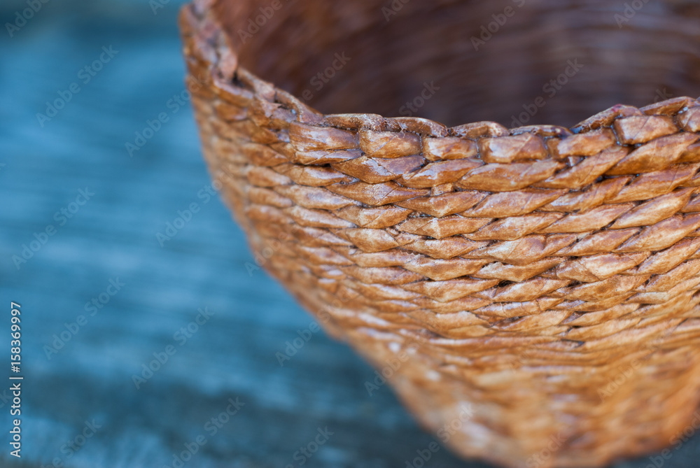 Obraz premium Wicker basket on wooden background, side view
