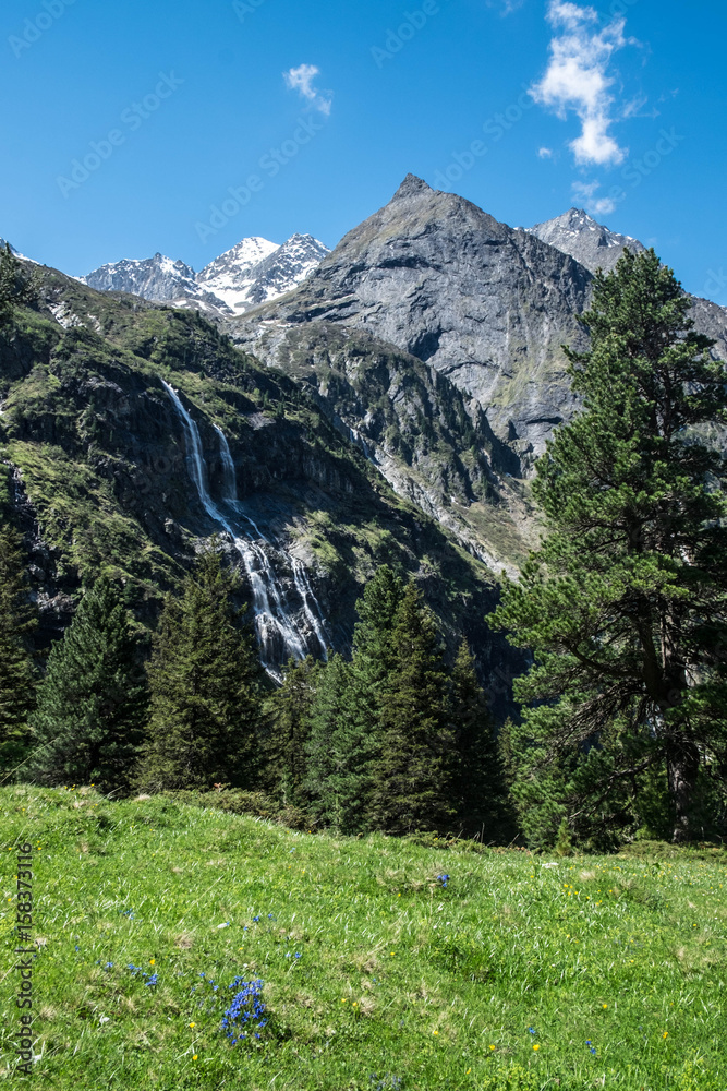 Alpenlandschaft mit Wasserfall