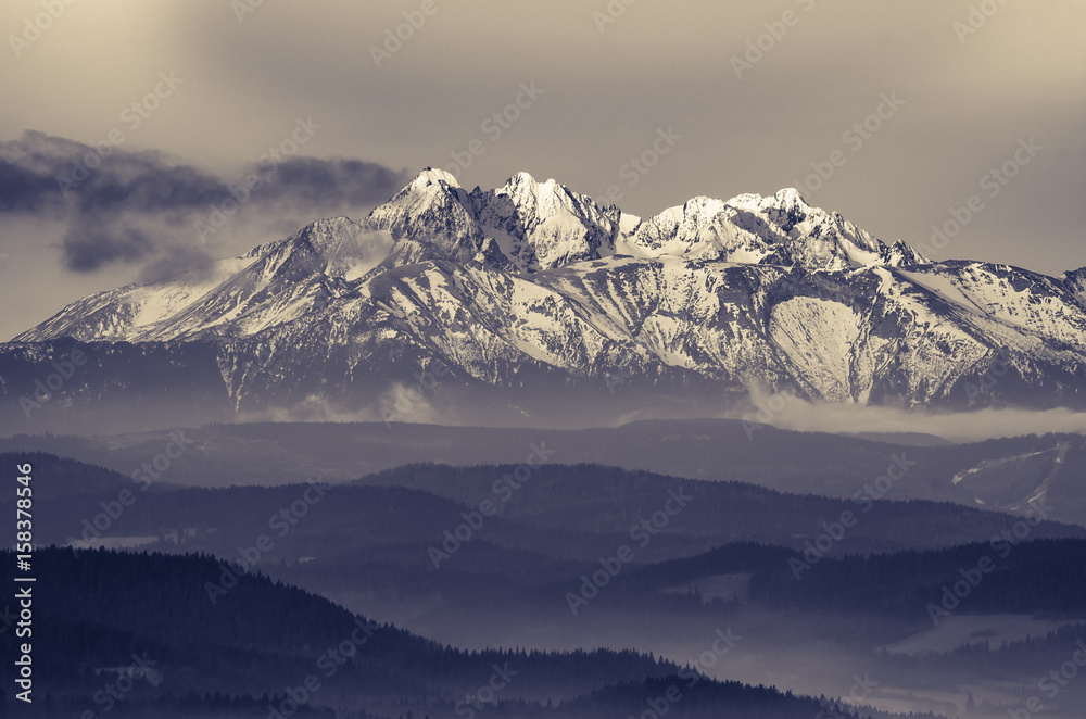 Obraz premium B&W morning panorama of snowyTatra Mountains, Poland