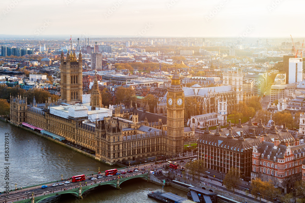 Obraz premium Widok z lotu ptaka na Londyn. Widok w kierunku Houses of Parliament, London Eye i Westminster Bridge na Tamizie.
