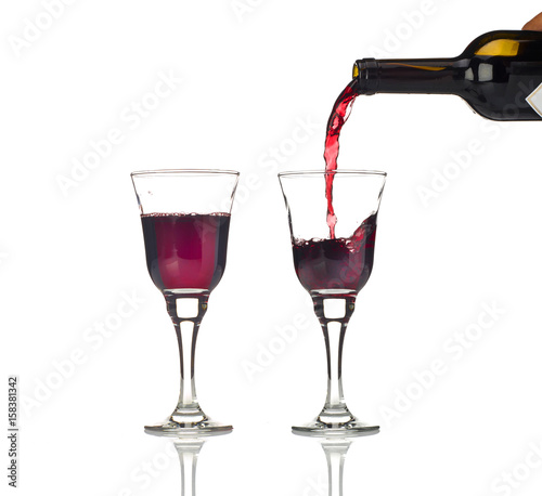 Glas Rotwein einschenken photo